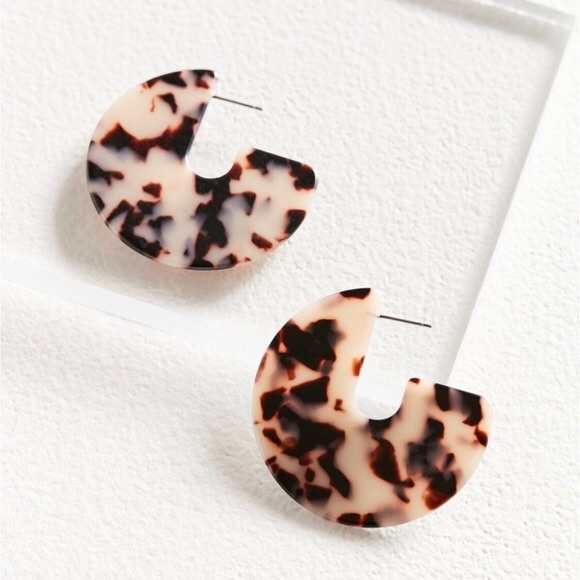 UO Style Blonde Tortoise Statement Hoop Earrings - Picture 2 of 2